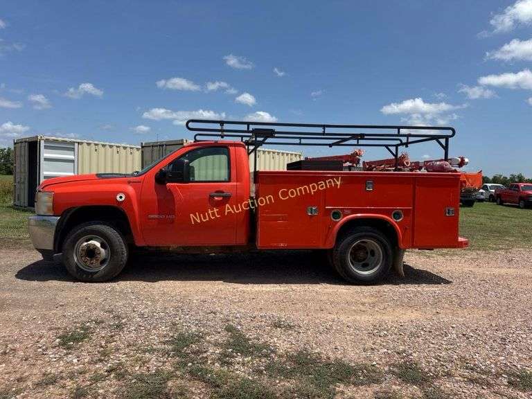 2011 Chevrolet Silverado 3500 Utility Service Truc Vin 1GB3CZCL2BF254831 Engine V8, 6.6 T Service bed and ladder rack.  NON-R