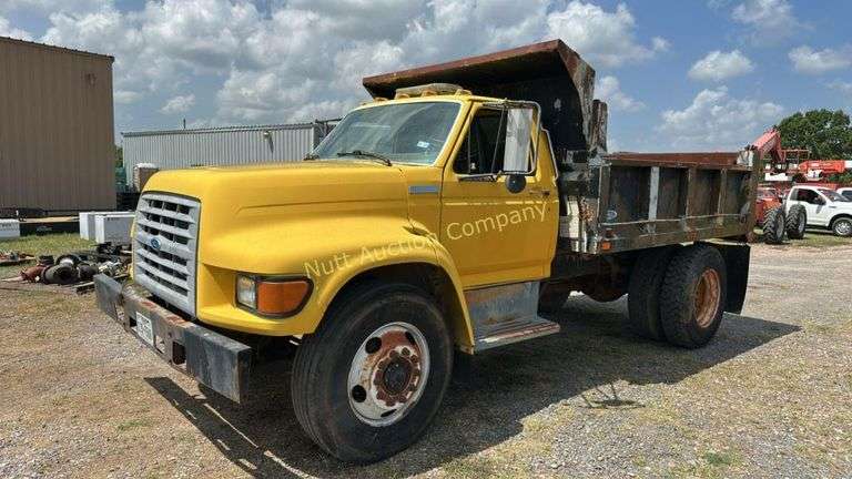 1997 Ford F800 Dump Truck Vin 1FDPF80C5VVA16593 Miles showing 38,964 Engine Cummins 5.9 6 speed manual transmission.