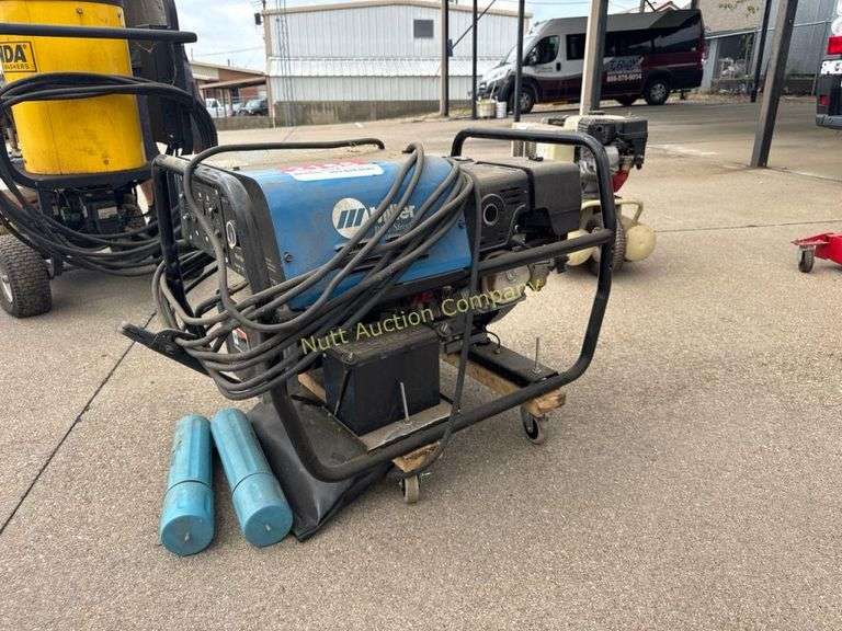 Miller Blue Star 6000 Welder Generator, Honda GX39 13 HP, 180A DC-CC Welder, 5500 Watts Continuous Output, 26.8 operational h