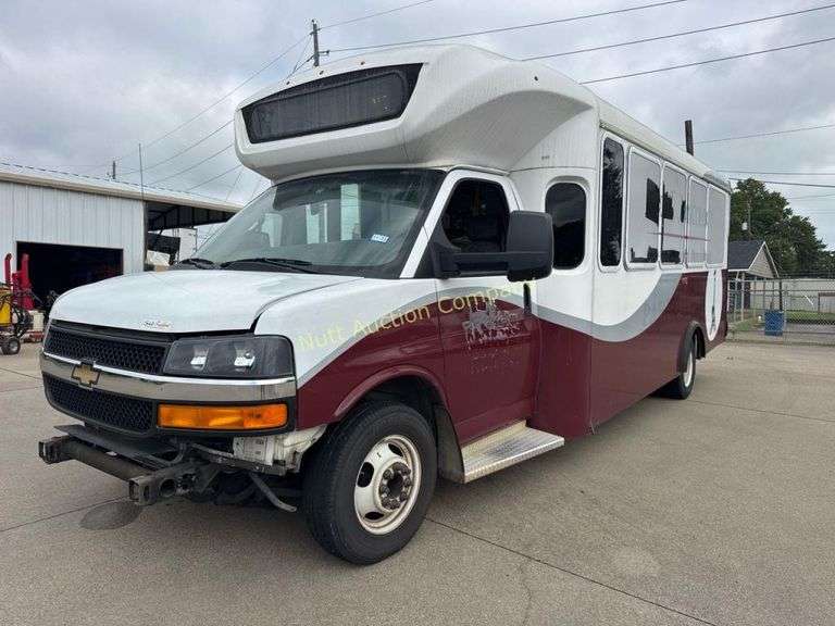 2017 Chevrolet Express 4500 Passenger Bus Vin 1HA6GUBG9HN000516 Engine 6.0L v8 Bus runs and drives, but has transmission issu