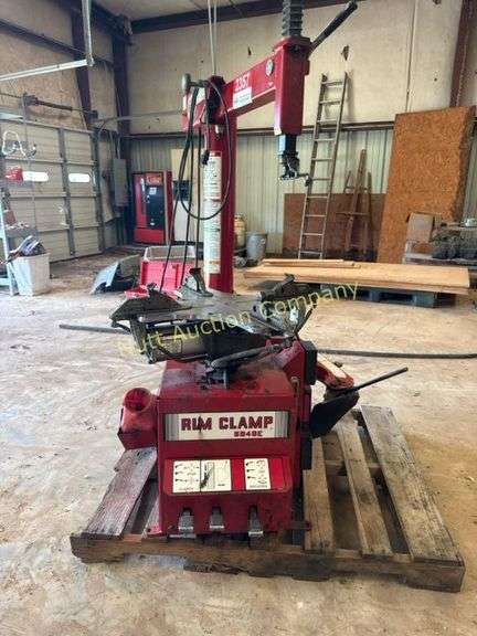 Coats 5040E Rim Clamp Tire Changer with Pedals and air gauge