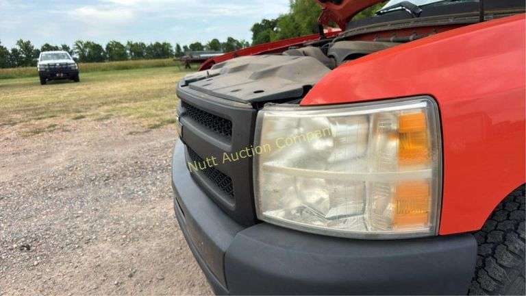 2011 Chevrolet Silverado 1500 Vin 1GCNCPE03BZ427581 Miles showing 241,262 Engine V8, 5.3