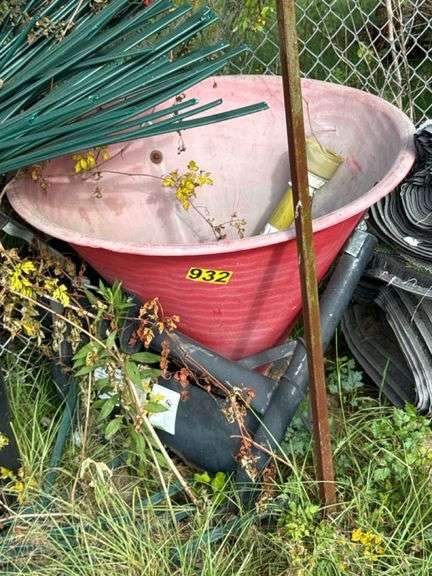 Red Fertilizer Spreader, Plastic Hopper, Metal Frame