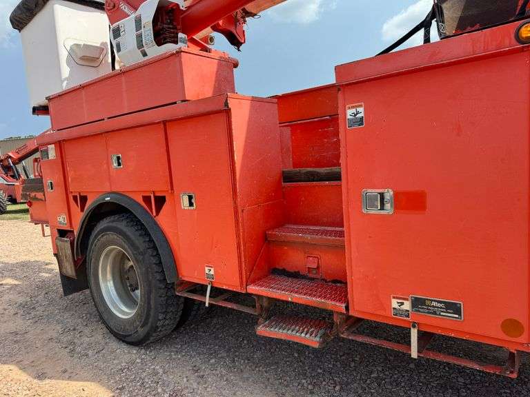 2009 International 4400 SBA 4x2 Bucket Truck, Hydraulic leak on bucket boom