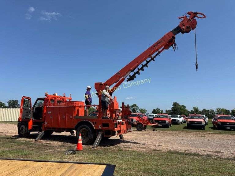 2009 International 4400 SBA 4x2 Utility Truck Vin 1HTMKAAR99H108066 Miles showing 125,888 Engine DT466 Maxxforce Terex boom,