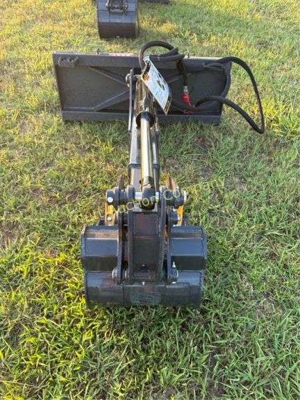Homestead Implements Pinnacle Series Backhoe Attac Homestead Implements Pinnacle Series Backhoe Attachment, 600 lbs. (272 kg)