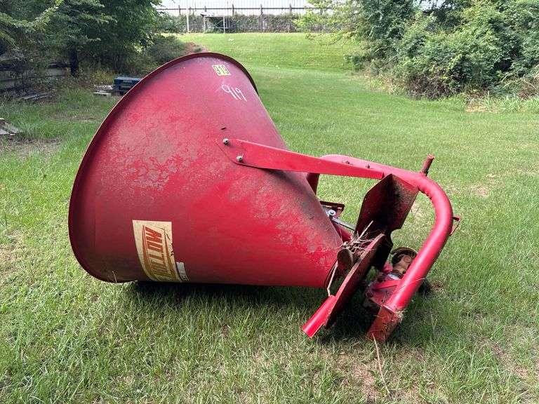 Cosmo 500 Fertilizer Spreader, PTO Driven, 3-Point Hitch. Missing half shaft. Condition unknown
