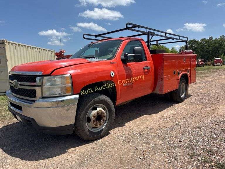 2011 Chevrolet Silverado 3500 Utility Service Truc Vin 1GB3CZCL2BF254831 Engine V8, 6.6 T Service bed and ladder rack.  NON-R