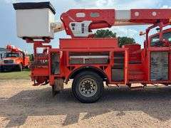2009 International 4400 SBA 4x2 Bucket Truck, Hydraulic leak on bucket boom