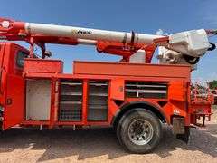 2009 International 4400 SBA 4x2 Bucket Truck, Hydraulic leak on bucket boom