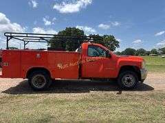 2011 Chevrolet Silverado 3500 Utility Service Truc Vin 1GB3CZCL2BF254831 Engine V8, 6.6 T Service bed and ladder rack.  NON-R