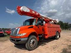 2009 International 4400 SBA 4x2 Bucket Truck, Hydraulic leak on bucket boom