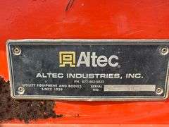 2009 International 4400 SBA 4x2 Bucket Truck, Hydraulic leak on bucket boom