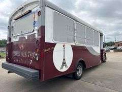 2017 Chevrolet Express 4500 Passenger Bus Vin 1HA6GUBG9HN000516 Engine 6.0L v8 Bus runs and drives, but has transmission issu