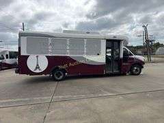 2017 Chevrolet Express 4500 Passenger Bus Vin 1HA6GUBG9HN000516 Engine 6.0L v8 Bus runs and drives, but has transmission issu