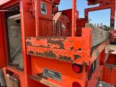 2009 International 4400 SBA 4x2 Bucket Truck, Hydraulic leak on bucket boom