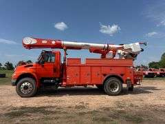 2009 International 4400 SBA 4x2 Bucket Truck, Hydraulic leak on bucket boom