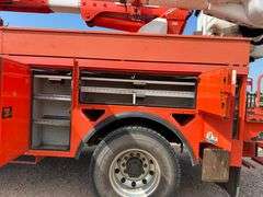 2009 International 4400 SBA 4x2 Bucket Truck, Hydraulic leak on bucket boom