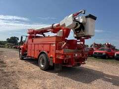 2009 International 4400 SBA 4x2 Bucket Truck, Hydraulic leak on bucket boom