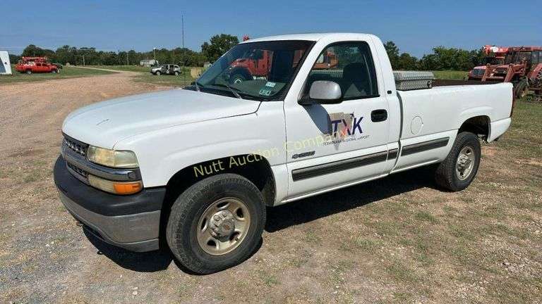 1999 Chevrolet Silverado 2500 Vin 1GCGC24UXXE208415 Drivetrain 4x2 Miles showing 181,762 Engine V8, 6 Cold air at time pictur