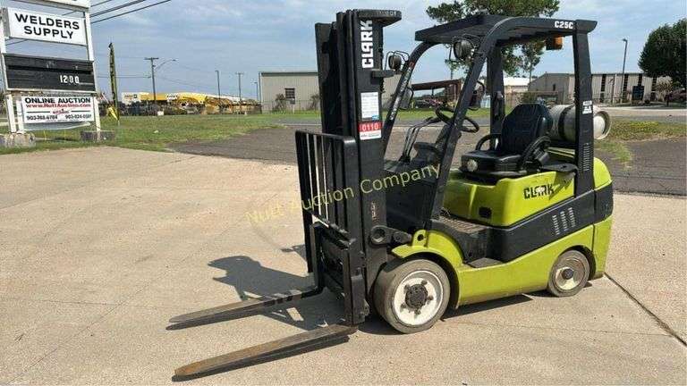 Clark C25C Forklift, 5000 lbs Capacity, Propane, Pneumatic Tires with 2 extra fuel tanks
