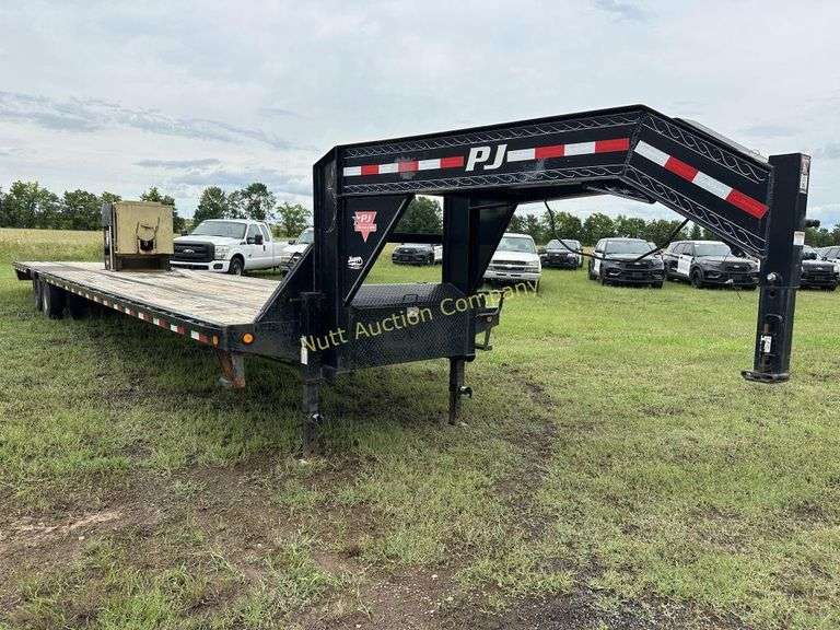 2019 PJ LD402 40ft Gooseneck Trailer with slide-in ramps, WITH TITLE