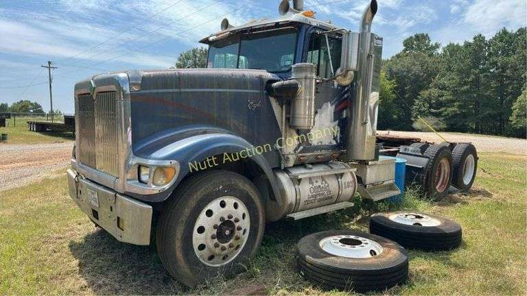 1999 Navistar 9900 Tractor Truck - Cat 3406E engine.