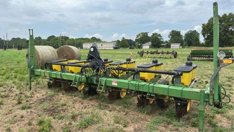 John Deere 7300 Planter, 6-Row MaxEmerge2, VacuMet