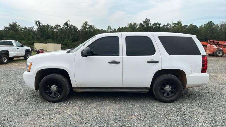 2014 Chevrolet Tahoe- WITH TITLE Vin 1GNLC2E01ER144045 Miles showing 303,235.00 Engine V8, 5.3 Vortex 4 Door, REAR HATCH WILL NOT OPEN FROM OUTSIDE (P