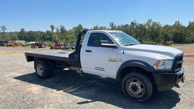 2018 Dodge Ram 5500 Vin 3C7WRMBL1JG285077 Miles showing 145,345 Engine 6.7 L Cummins 2 Door, Flatbed 11', Manual Windows & Locks, Gooseneck hook up, Driver's side under bed tool box