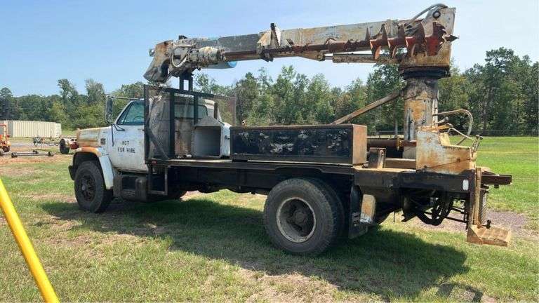 1979 GMC (Chev) - WITH TITLE Vin C17DE9V110437 Miles showing 18,113.8 Gas Burner,, 366 Engine, 4 Speed, 2 Aux Rearend, Digger Truck, 16' Flatbed, Auge