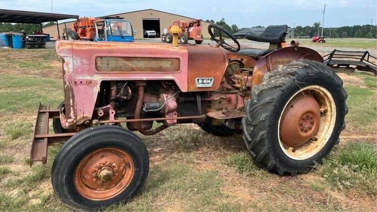 International B414 Tractor-Gas NON-RUNNING Model: B414, 2 Wheel Drive, SN: 4820