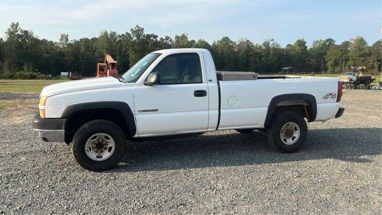 2005 Chevrolet Silverado 2500-WITH TITLE Vin 1GCHK24U95E295681 Engine V8, 6 2 Door, Long Wheel Base, 4 x 4, Cold Air Conditioning, Bed Type Tool Box -