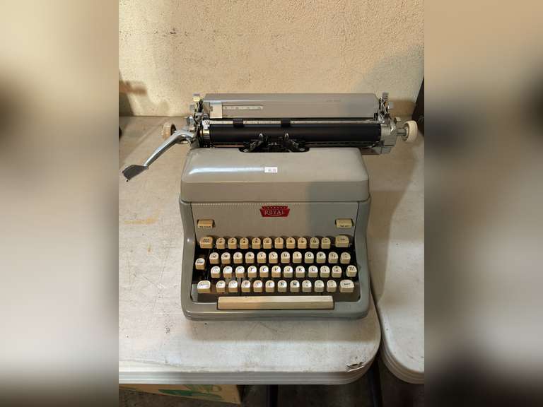 Vintage Royal FPE 1959 Standard Typewriter w/ Cover