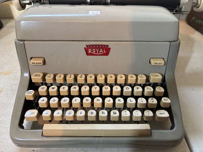 Vintage Royal FPE 1959 Standard Typewriter w/ Cover