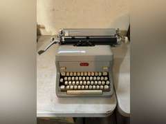 Vintage Royal FPE 1959 Standard Typewriter w/ Cover