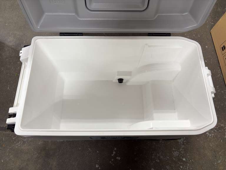 Igloo MAX-Cold Latitude 90qt Roller Cooler