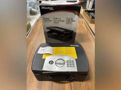 Master Lock Medium Digital Lock Box *Broken