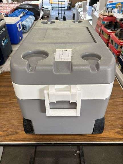 Igloo MaxCold Latitude 90qt Roller Cooler *Like New