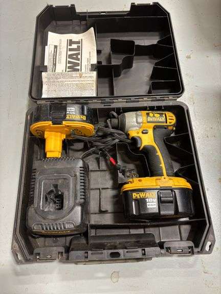 DeWalt Cordless 20v Max XR Hammer Drill/Driver Kit w/ Charger