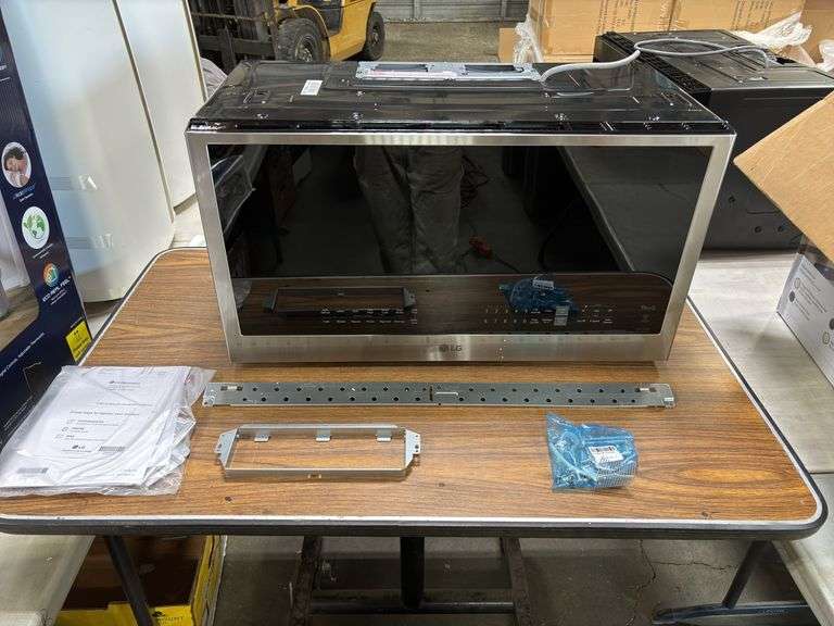 LG ExtendaVent 2.1-cu ft Over-the-Range Microwave with Sensor Cooking *Powers/Works