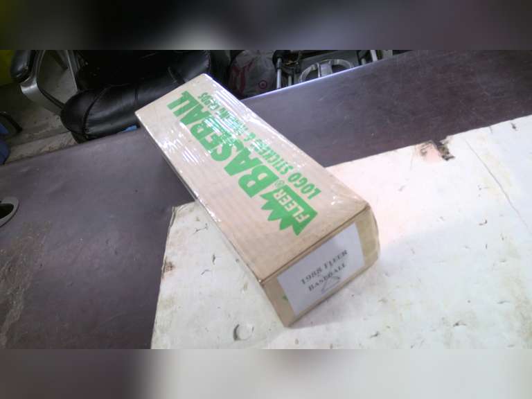 BOX OF 1988 FLEER BASEBALL CARDS