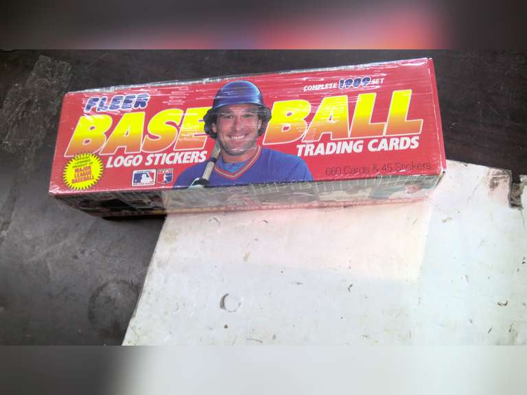 BOX OF FLEER 1989 BASEBALL CARDS