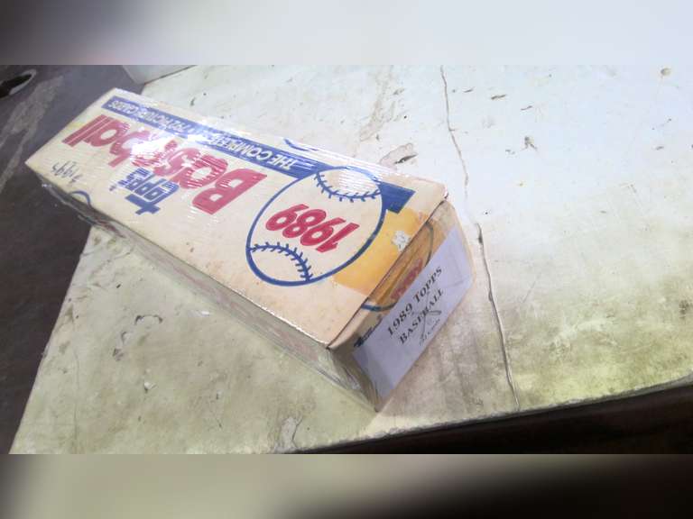 BOX OF 1989 TOPPS BASEBALL CARDS