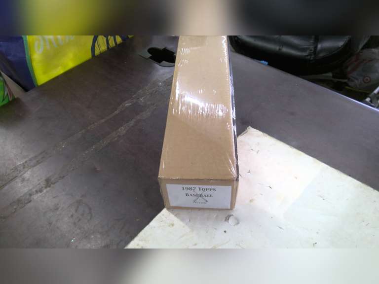 BOX OF 1987 TOPPS BASEBALL CARDS