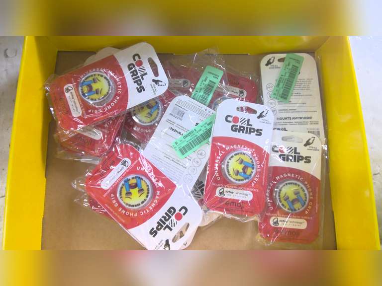 LOT OF NEW MAGNETIC PHONE GRIPS