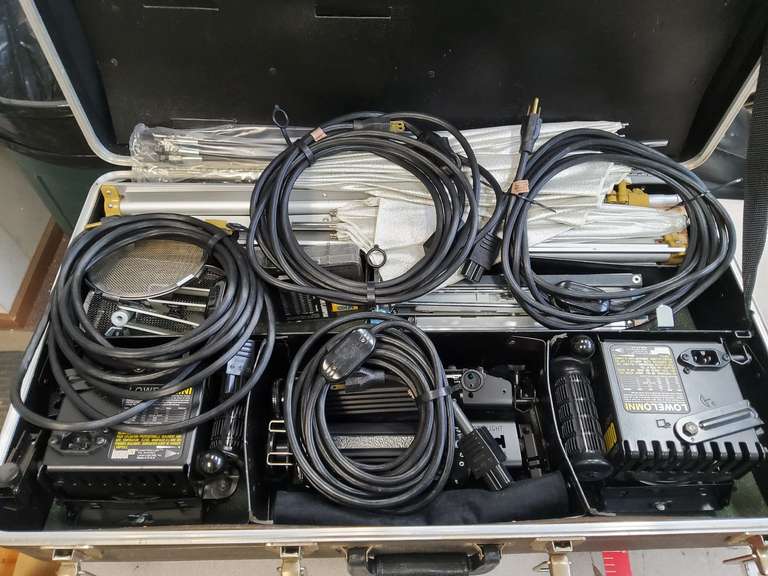 CAMERA LIGHT SET 1 Online Auctions LLC