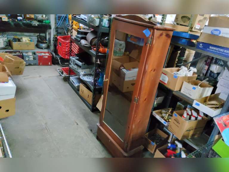 GUN CABINET WITH KEY