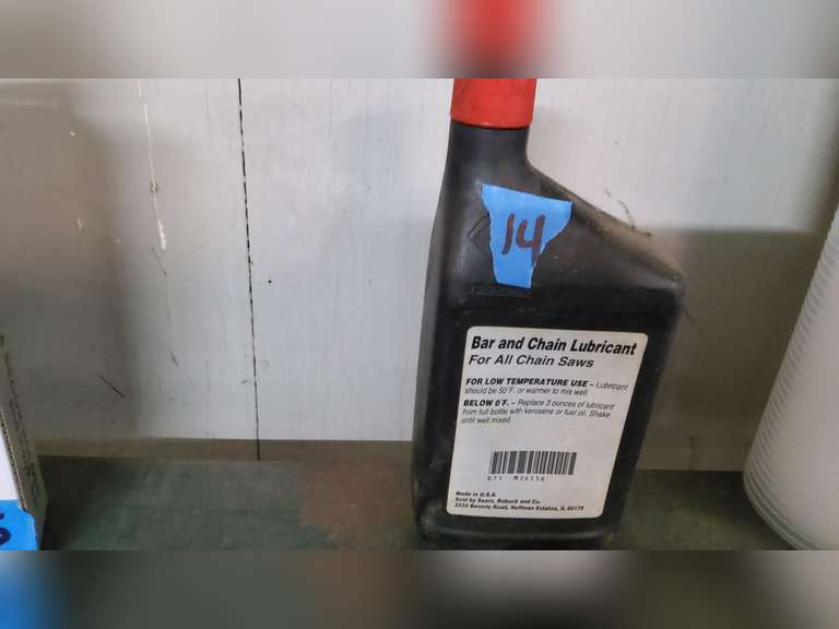 CHAINSAW BAR AND CHAIN OIL
