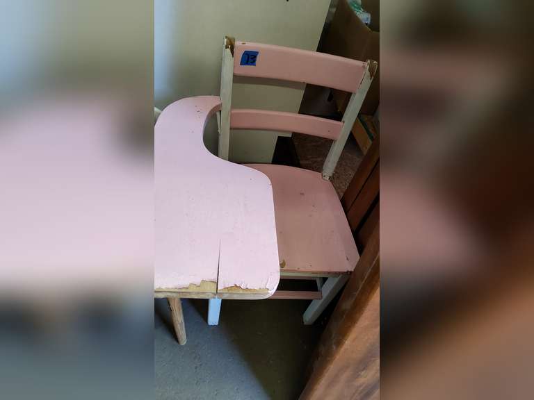 SCHOOL DESK/CHAIR